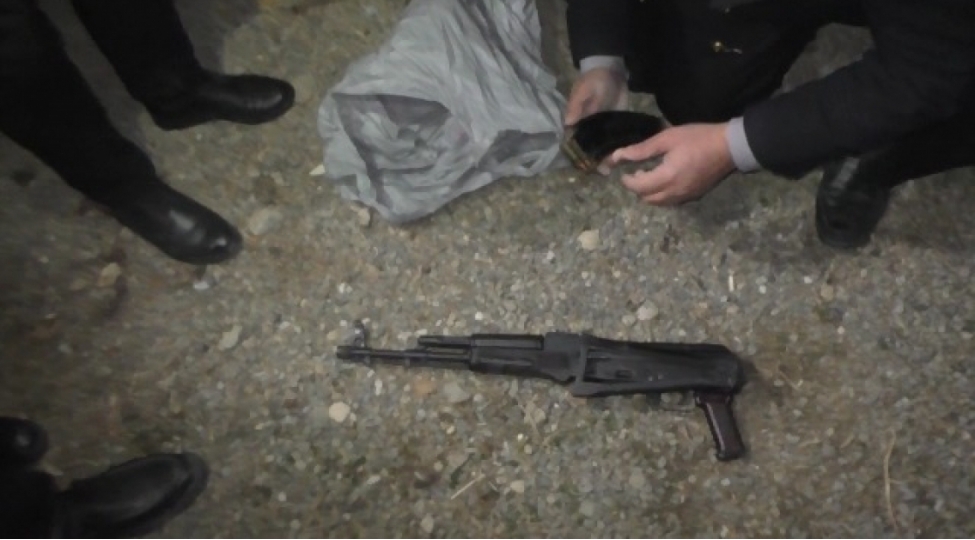shemkirde-kalashnikov-satmaq-isteyen-shexs-saxlanilib
