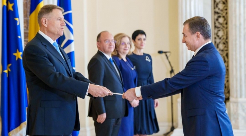 azerbaycanin-ruminiyadaki-sefiri-etimadnamesini-bu-olkenin-prezidentine-teqdim-edib