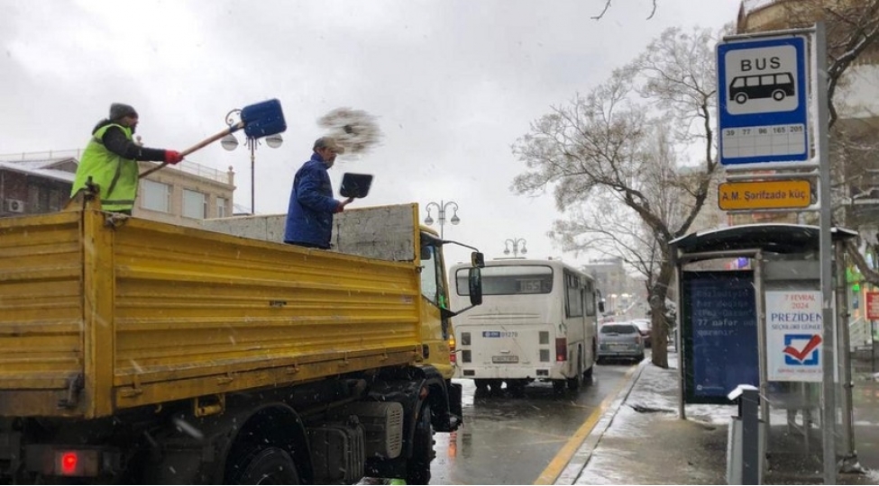 qarli-hava-sheraiti-ile-elaqedar-bakida-kommunal-strukturlar-guclendirilmish-rejime-kechib-foto