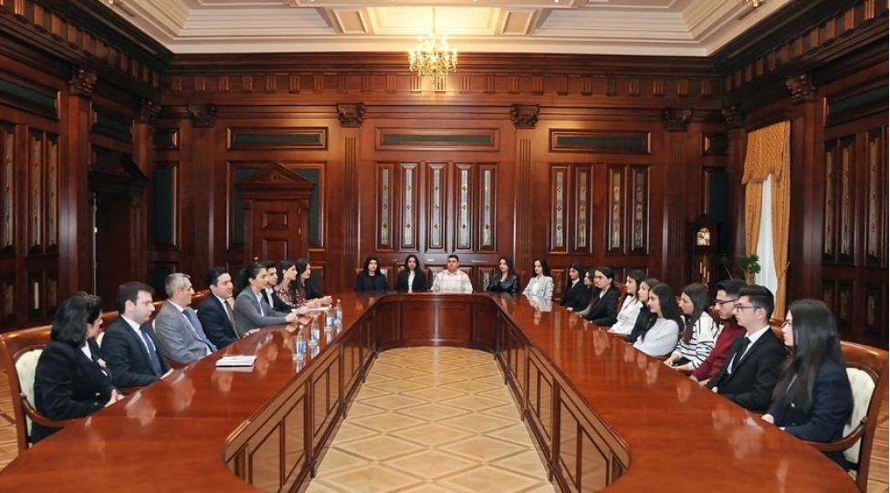 ali-mehkemede-fealiyyetlerini-ugurla-basha-vuran-femida-konullulerine-sertifikatlar-verilib-foto