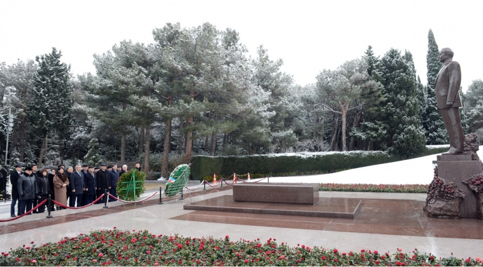 ozbekistan-numayende-heyeti-ulu-onderin-mezarini-ve-shehidler-xiyabanini-ziyaret-edib