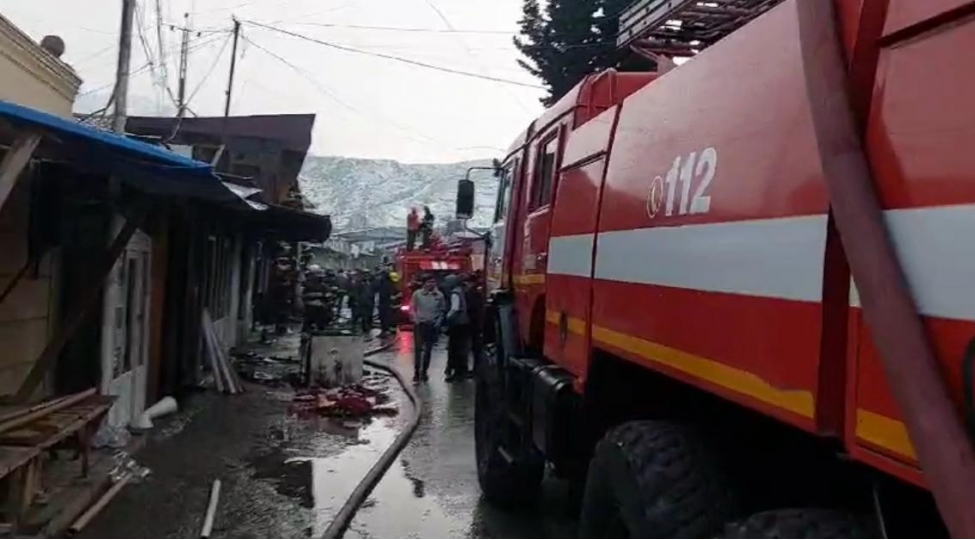 shemkirde-yangin-zamani-bir-neche-magaza-ve-obyekte-zerer-deyib-yenilenib-2