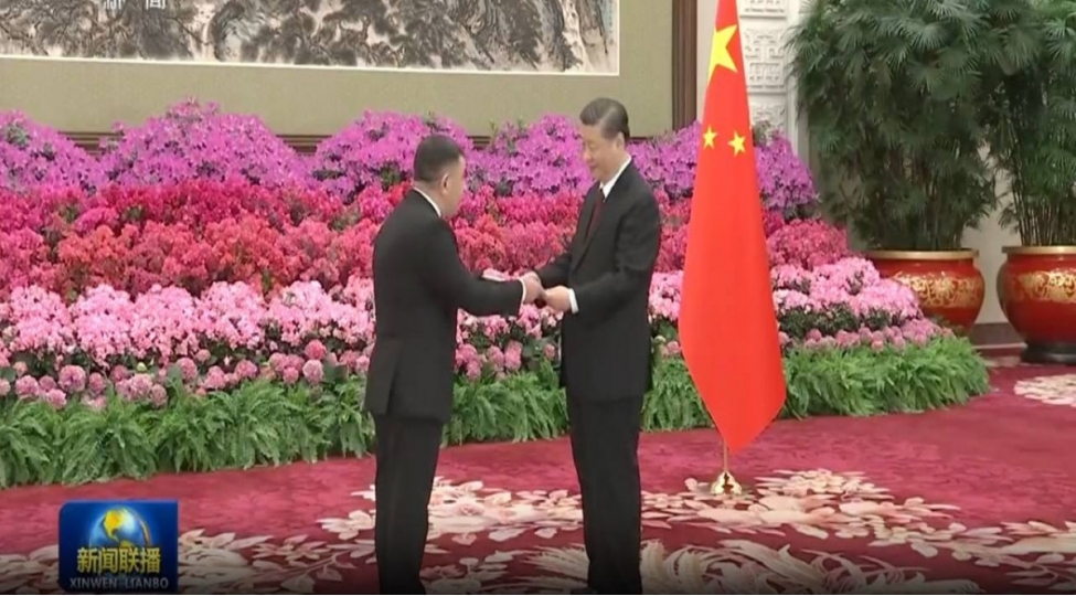 chin-lideri-azerbaycan-sefirinin-etimadnamesini-qebul-edib-foto