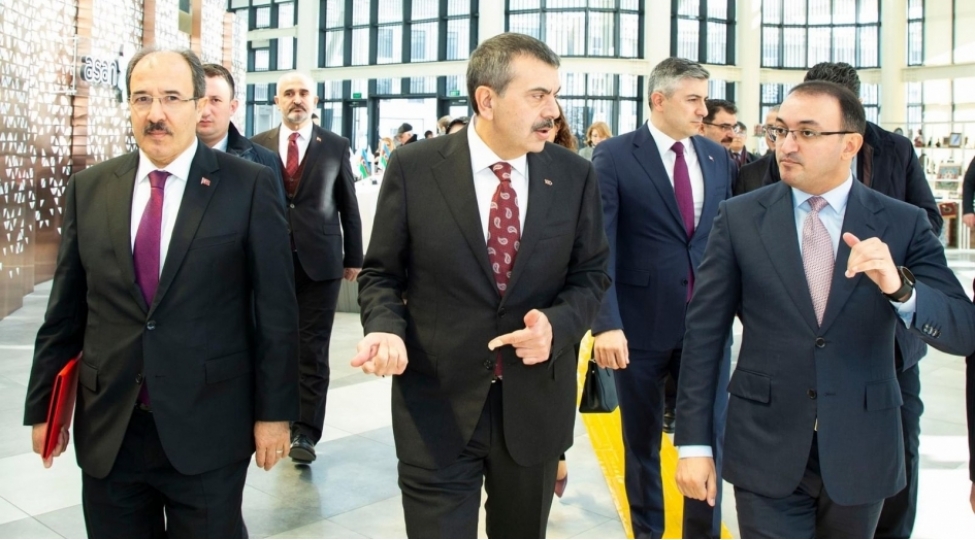 turkiyeli-nazir-asan-xidmetde-foto