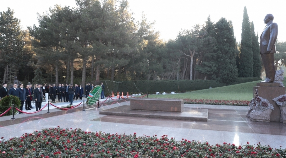 turkiyenin-tehsil-naziri-ulu-onderin-mezarini-shehidler-xiyabanini-ve-turk-shehidliyi-abidesini-ziyaret-edib