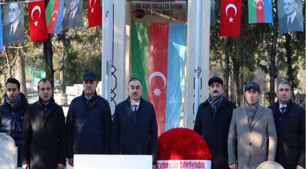 sefirlik-emekdashlari-mehemmed-emin-resulzadenin-mezarini-ziyaret-edibler-foto