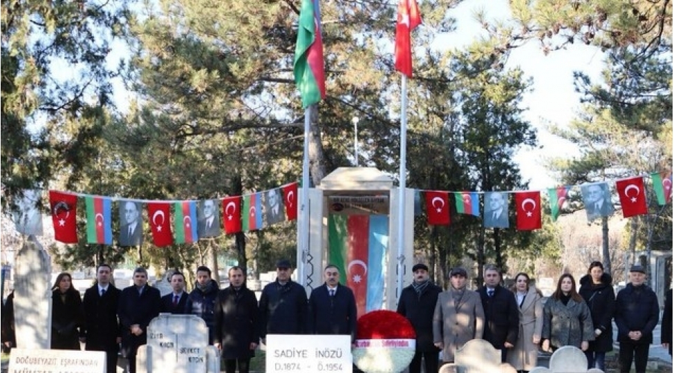 azerbaycanin-turkiyedeki-sefirliyinin-kollektivi-mehemmed-emin-resulzadenin-mezarini-ziyaret-edib-foto