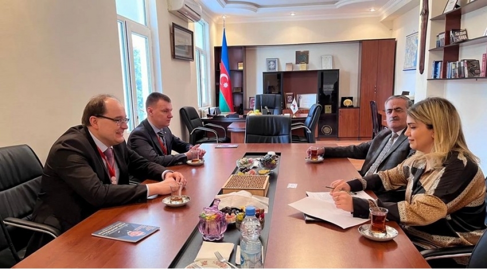 mdb-den-olan-mushahidechiler-prezidentliye-namizedlerin-sechki-qerargahlarinin-rehberleri-ile-gorushubler-foto