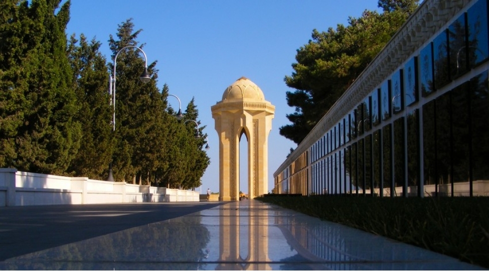 chexiya-parlamentinin-sedri-shehidler-ve-fexri-xiyabani-ziyaret-edib