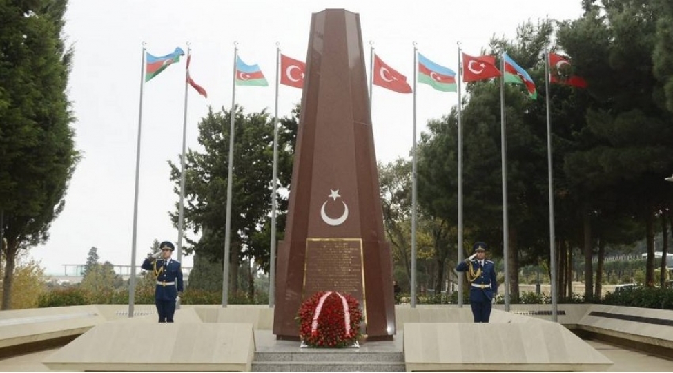 turkiye-azerbaycan-parlamentlerarasi-dostluq-qrupunun-rehberi-bakida-turk-shehidliyini-ziyaret-edib