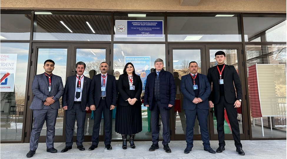 atet-mushahidechileri-azad-olunmush-erazilerde-sechki-prosesini-izleyibler-foto