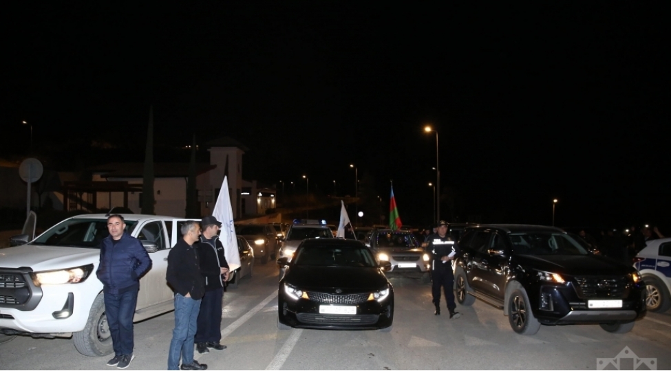lachinda-avtomobil-karvani-merkezi-kucheler-boyunca-yurush-kechirib-foto