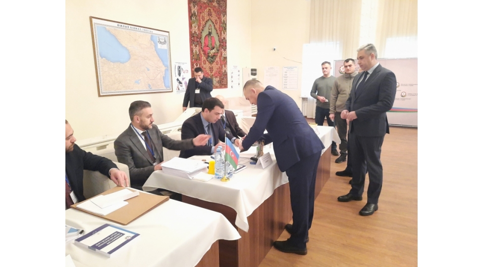 xarici-olkelerde-yashayan-vetendashlarimiz-prezident-sechkilerinde-feal-ishtirak-edirler-foto