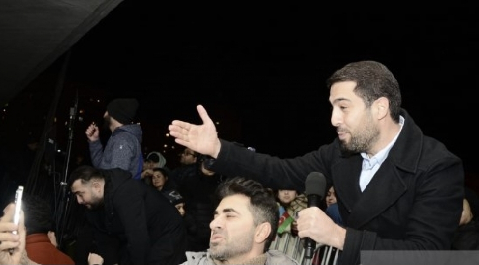 heyder-eliyev-merkezinin-qarshisinda-prezident-ilham-eliyeve-destek-konserti-kechirilir