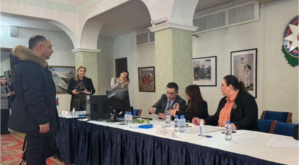 azerbaycanin-rusiyadaki-sefirliyindeki-sechki-menteqesinde-sesverme-bashlayib