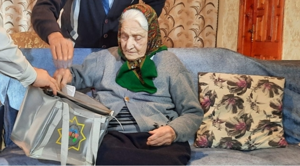 105-yashli-ceyran-nenenin-evine-dashinan-sechki-qutusu-aparilib-foto