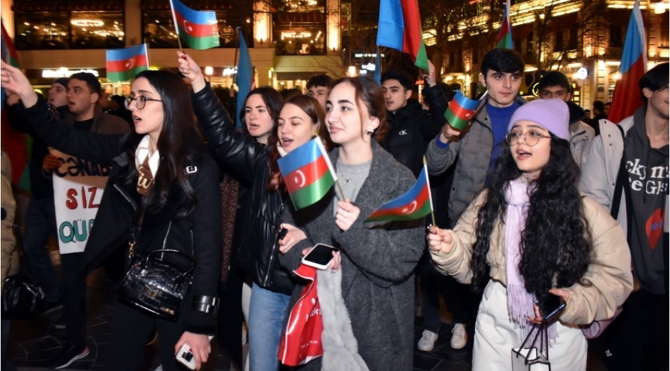 qalib-xalq-muzeffer-liderinin-mohteshem-qelebesini-qeyd-edir-foto