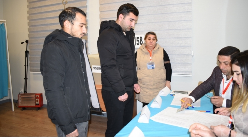 shimal-bolgesinde-novbedenkenar-prezident-sechkilerinde-sechici-aktivliyi-mushahide-olunur