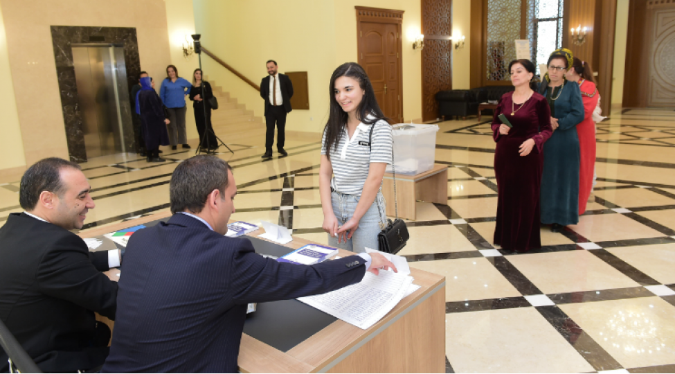 azerbaycanin-turkmenistandaki-sefirliyinde-qeydiyyatda-olanlarin-90-faizden-choxu-sechkide-ishtirak-edib