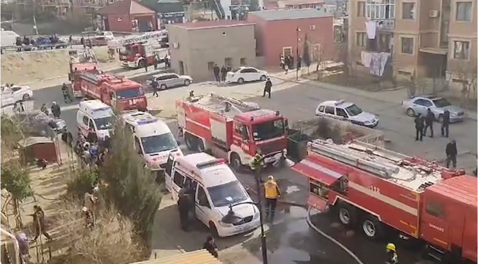 yashayish-binasinda-yangin-olub-azyashli-xilas-edilib-sakinler-texliye-olunub-video