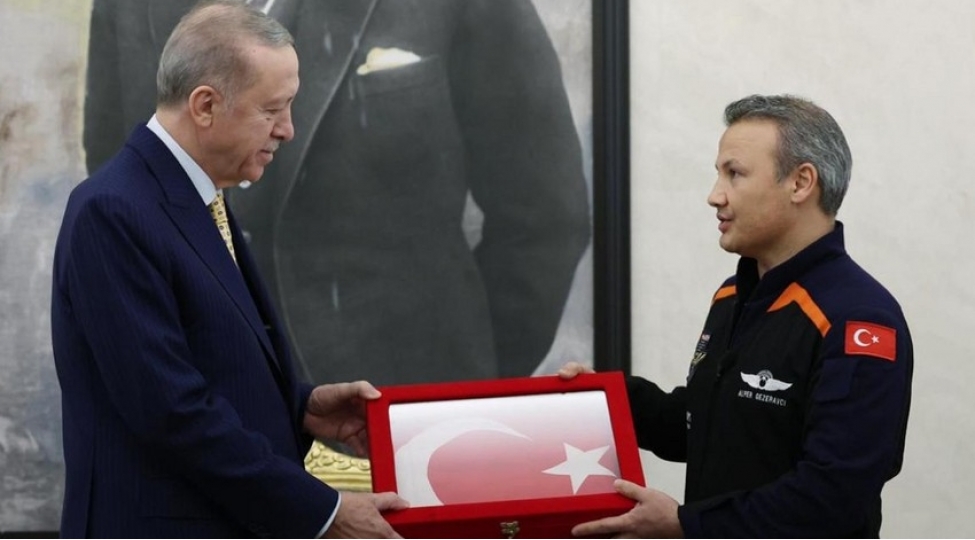 erdogan-turkiyenin-ilk-astronavti-ile-gorushub-foto