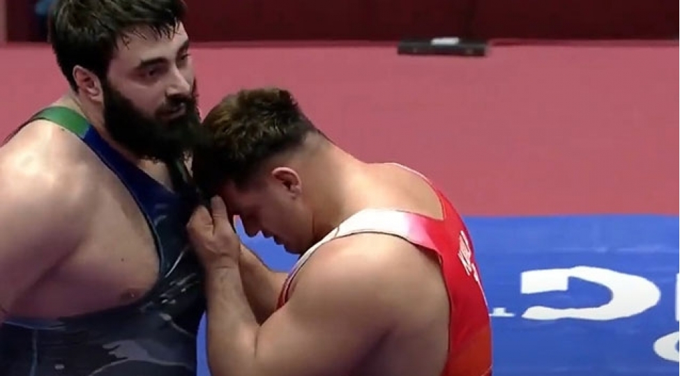 turkiyeli-guleshchiden-qardashliq-numunesi-video