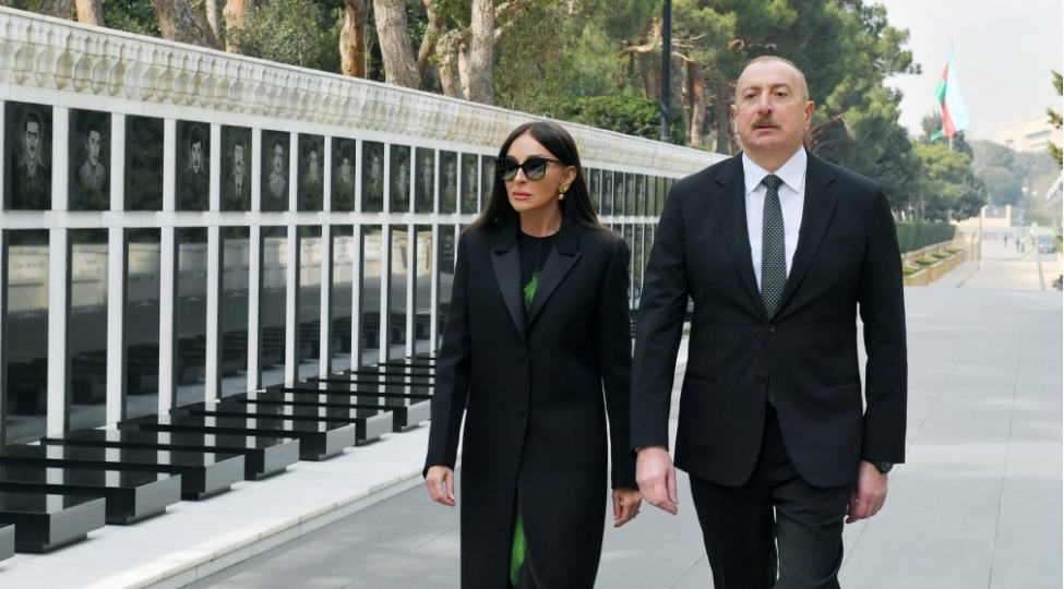 dovlet-bashchisi-ve-mehriban-eliyeva-shehidler-xiyabanini-ziyaret-edibler-yenilenib