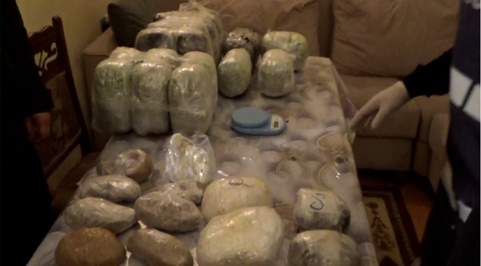 olkeye-qachaqmalchiliq-yolu-ile-26-kq-narkotik-getiren-shexsler-saxlaniliblar-video