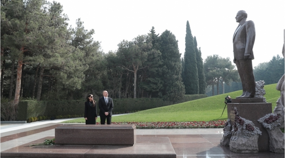 prezident-ve-birinci-xanim-umummilli-lider-heyder-eliyevin-mezarini-ziyaret-edibler-yenilenib