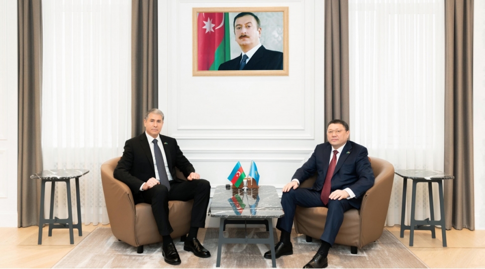 vilayet-eyvazov-qazaxistanli-hemkari-ile-gorushub