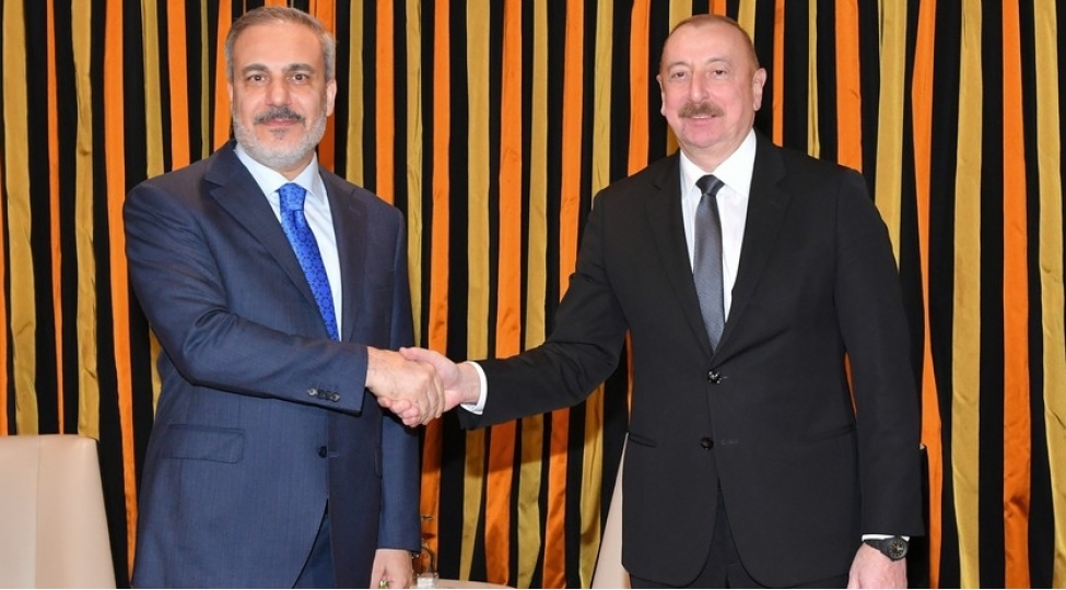 azerbaycan-prezidenti-turkiyenin-xarici-ishler-naziri-ile-gorushub-foto