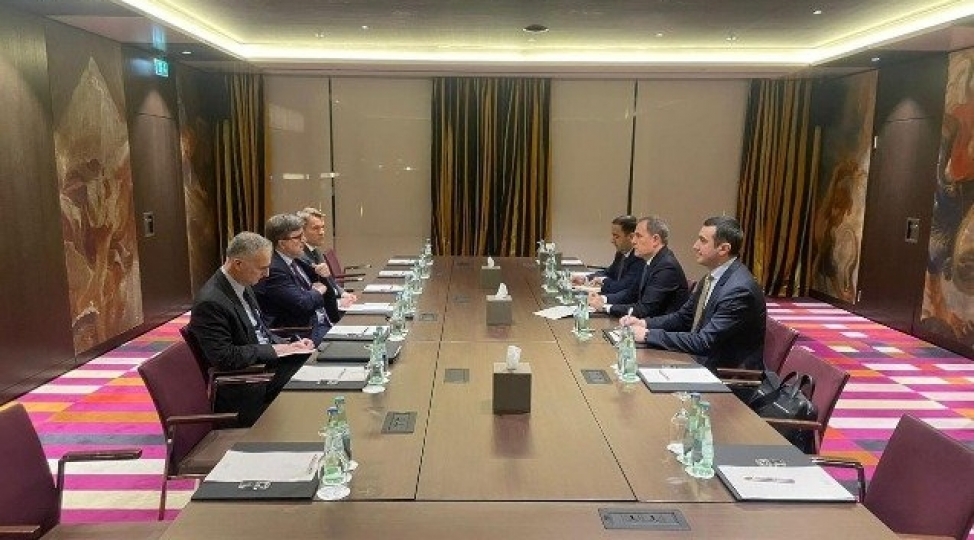 ceyhun-bayramov-ceyms-obraynla-gorushub