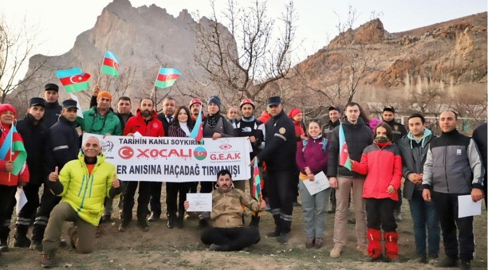 tukiye-alpinistleri-xocali-faciesi-qurbanlarinin-xatiresini-hachadagin-zirvesinde-anib