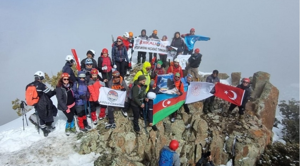 turkiyeli-alpinistler-xocali-faciesi-qurbanlarinin-xatiresini-hachadagin-zirvesinde-aniblar-foto