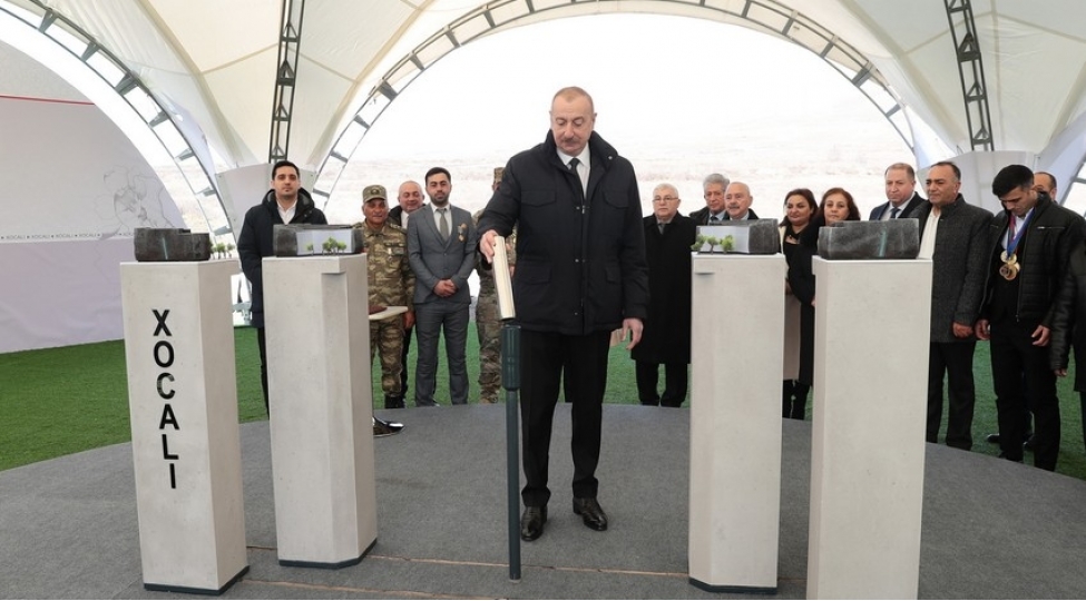 prezident-xocalida-soyqirimi-memorialinin-temelini-qoyub-xankendi-sheherinde-olub-fotolar