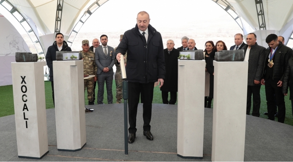 prezident-ilham-eliyev-xocalida-soyqirimi-memorialinin-temelini-qoyub-ve-rayon-ictimaiyyetinin-numayendeleri-ile-gorushub-yenilenibfoto