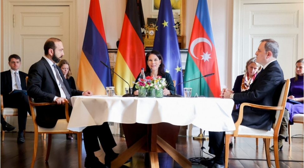 berbok-azerbaycan-ve-ermenistan-kechmishi-arxada-qoymaq-uchun-cesaretli-addimlar-atib