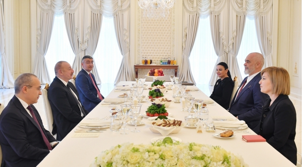 prezident-ilham-eliyevin-albaniyanin-bash-naziri-ile-genish-terkibde-gorushu-olub-foto