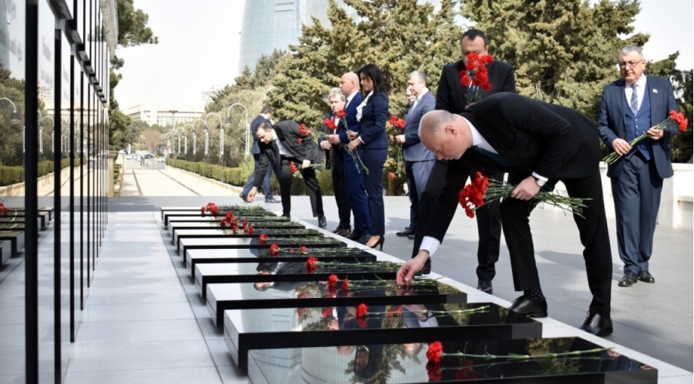 bolqaristan-xalq-meclisinin-numayende-heyeti-shehidler-xiyabanini-ziyaret-edib