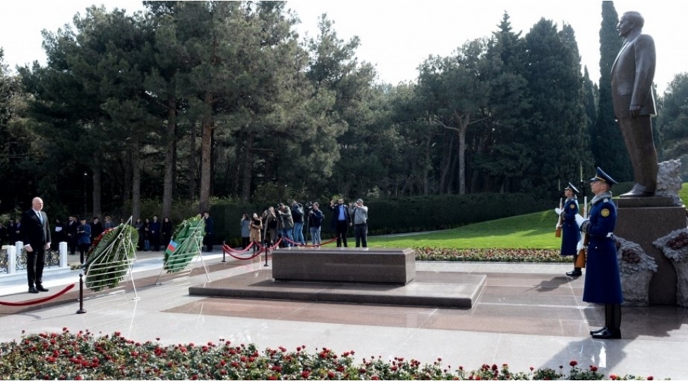 bolqaristan-xalq-meclisinin-sedri-ulu-onder-heyder-eliyevin-mezarini-ziyaret-edib