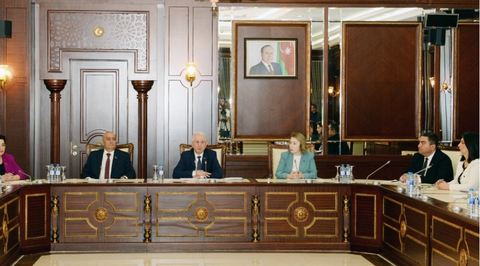 komite-sedri-2026-ci-ilden-muellimlerin-emekhaqqi-1000-manatdan-bashlayacaq