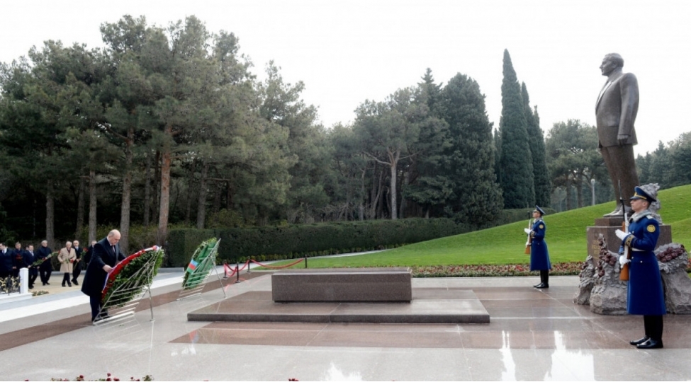 mixail-mishustin-ulu-onder-heyder-eliyevin-mezarini-ziyaret-edib