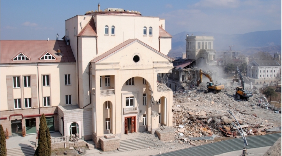 xankendide-ishgal-dovrunde-qanunsuz-tikilen-binalarin-sokulmesine-siyasi-don-geyindirmek-absurddur-deputat