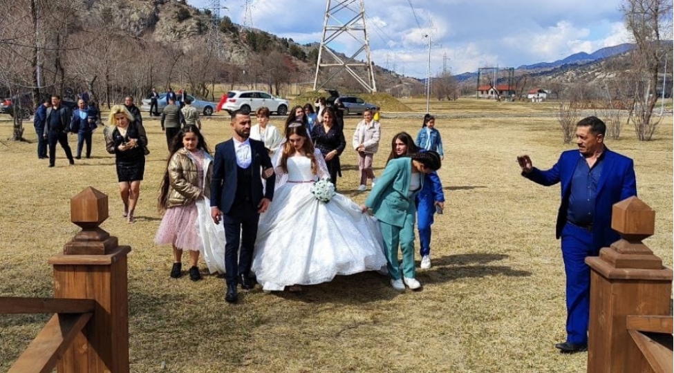 lachinda-32-ilden-sonra-ilk-toy-sedasi-eshidilib