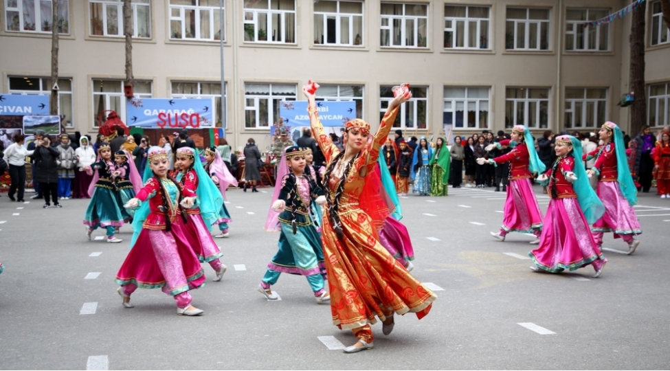 mekteblilerden-mohteshem-novruz-festivali-foto