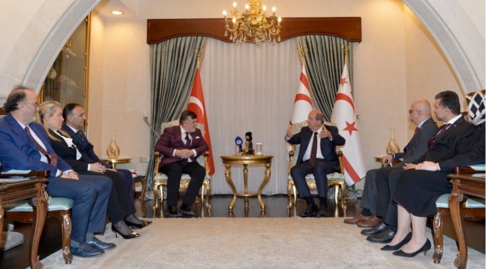 ersin-tatar-turk-dunyasi-mediatorlar-birliyinin-numayende-heyetini-qebul-edib