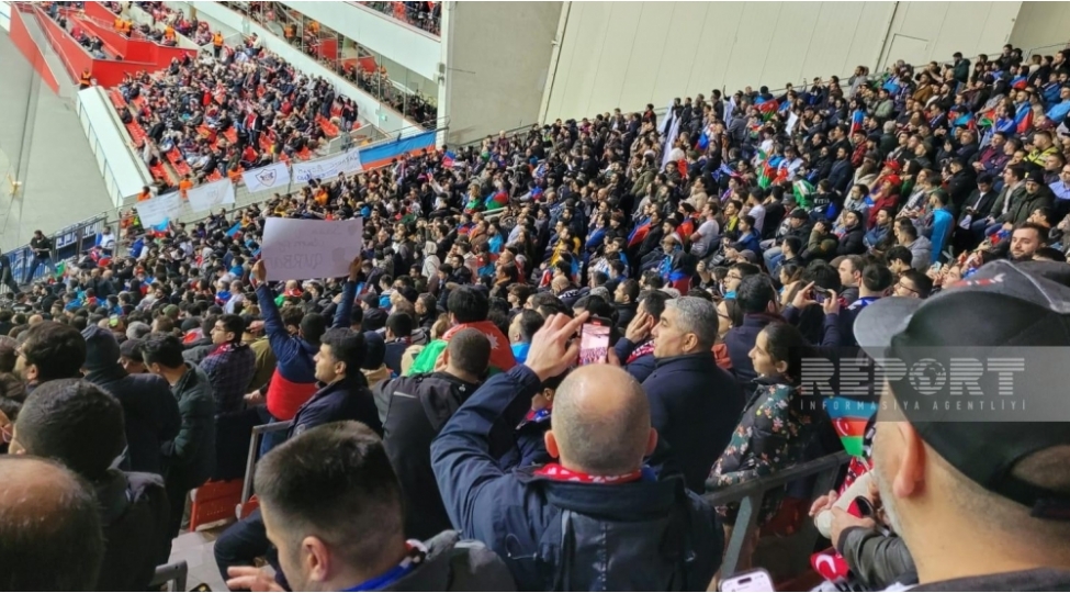bayer-04-qarabag-oyununda-azerbaycan-bayragi-foto