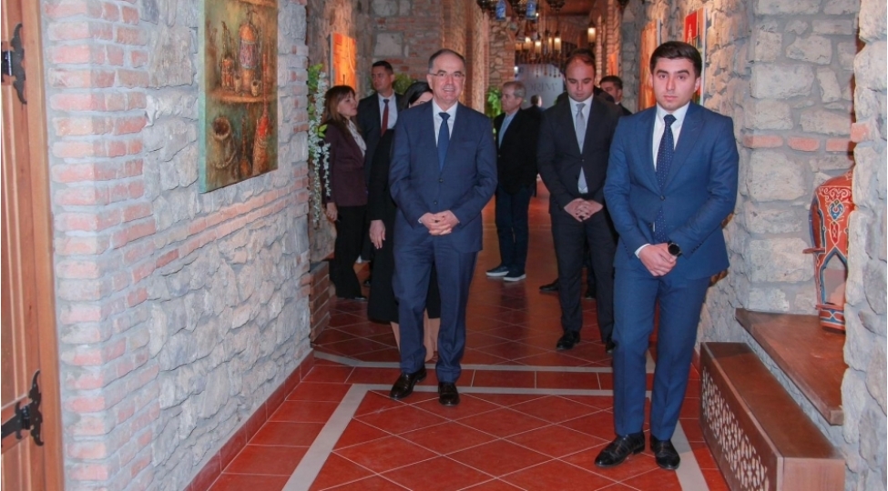 albaniya-prezidenti-abad-keramika-merkezinde