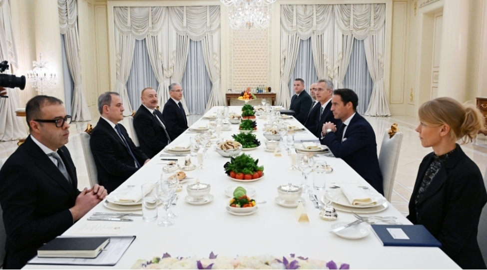 prezident-ilham-eliyevin-nato-nun-bash-katibi-ile-sham-yemeyi-esnasinda-genish-terkibde-gorush-olub