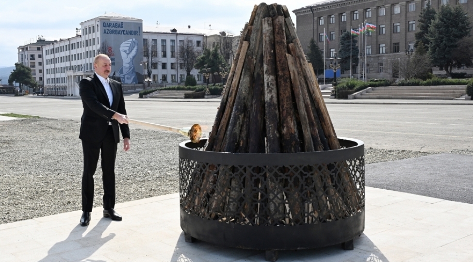 prezident-ilham-eliyev-xankendi-sheherinde-novruz-tonqalini-alovlandirib